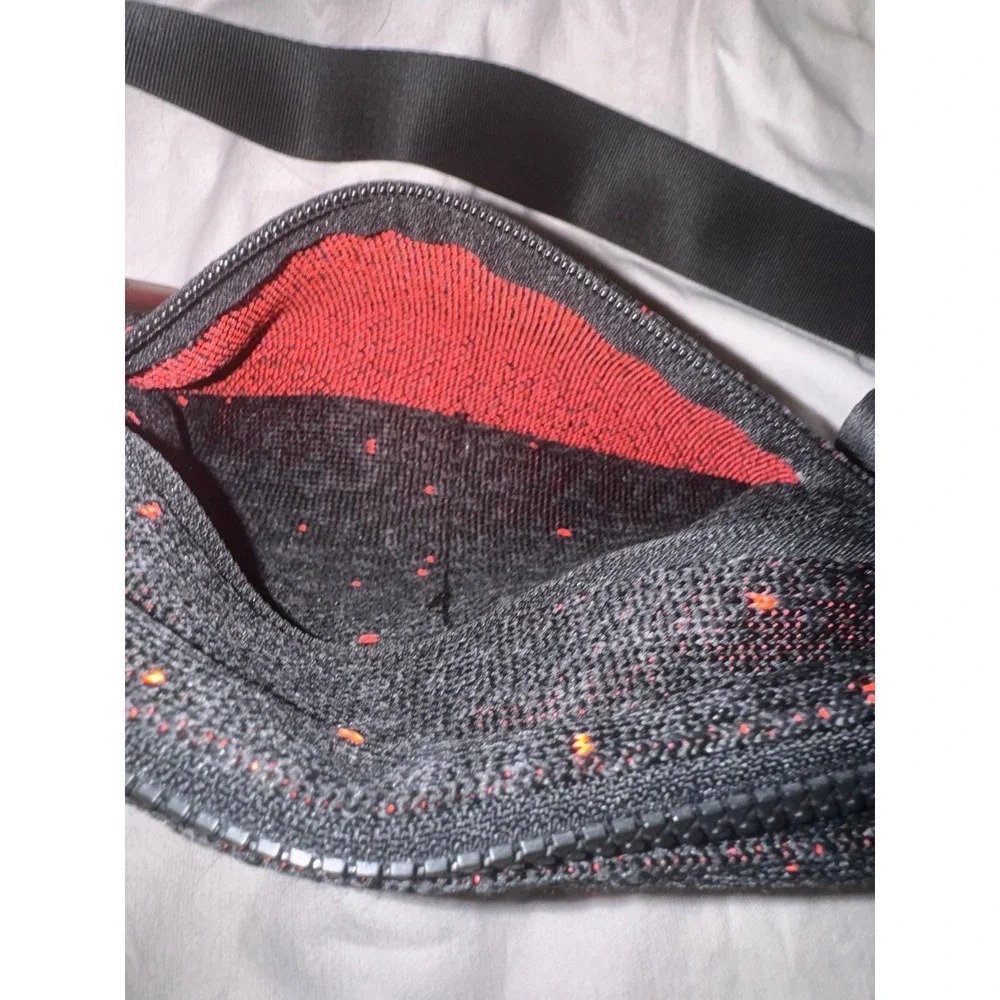 Zyia crossbody fanny pack belt bag black with red speckles rubber emblem - Picture 5 of 9